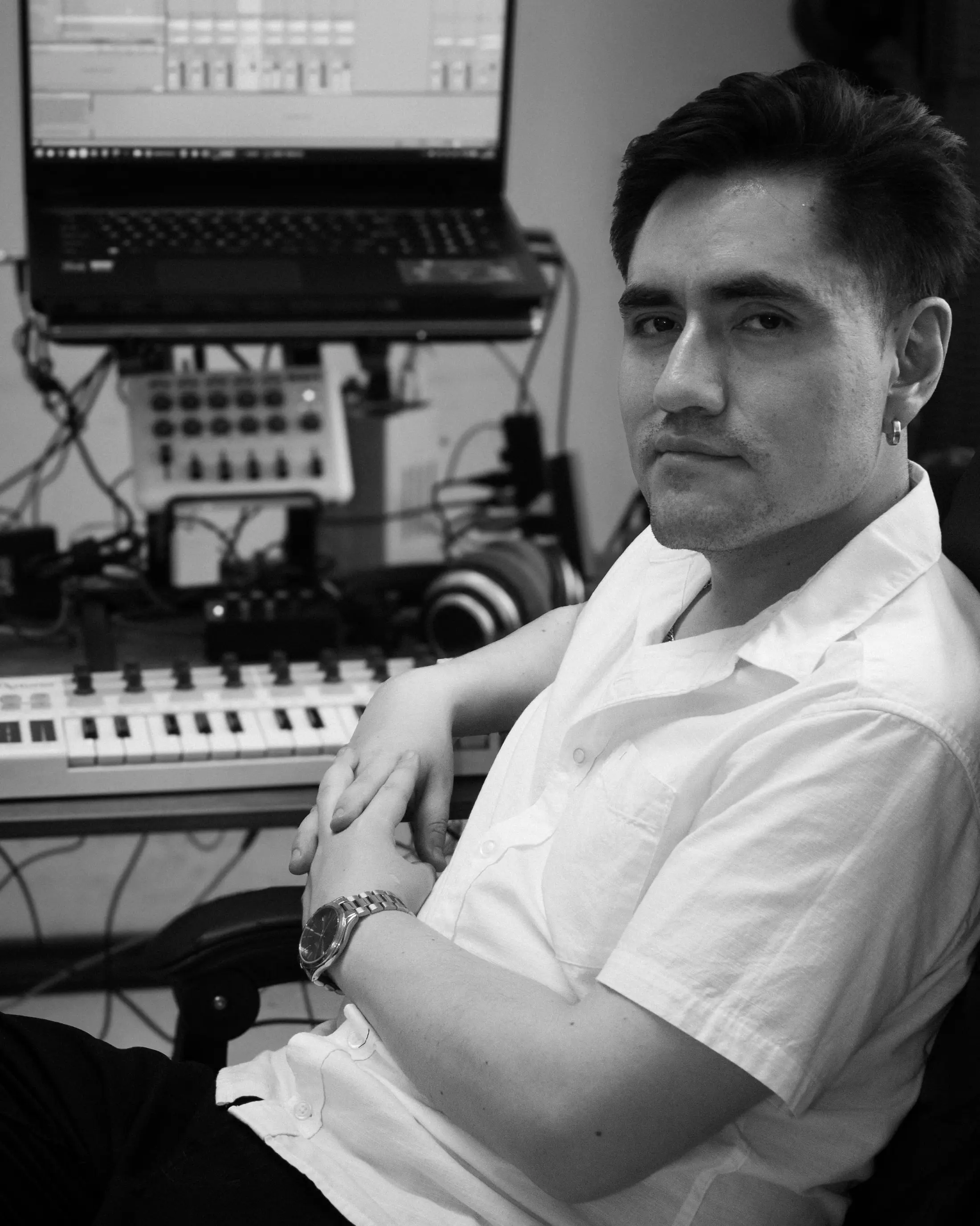 Damián Rosero Cazar en su estudio, junto al portátil con el DAW abierto y el controlador MIDI