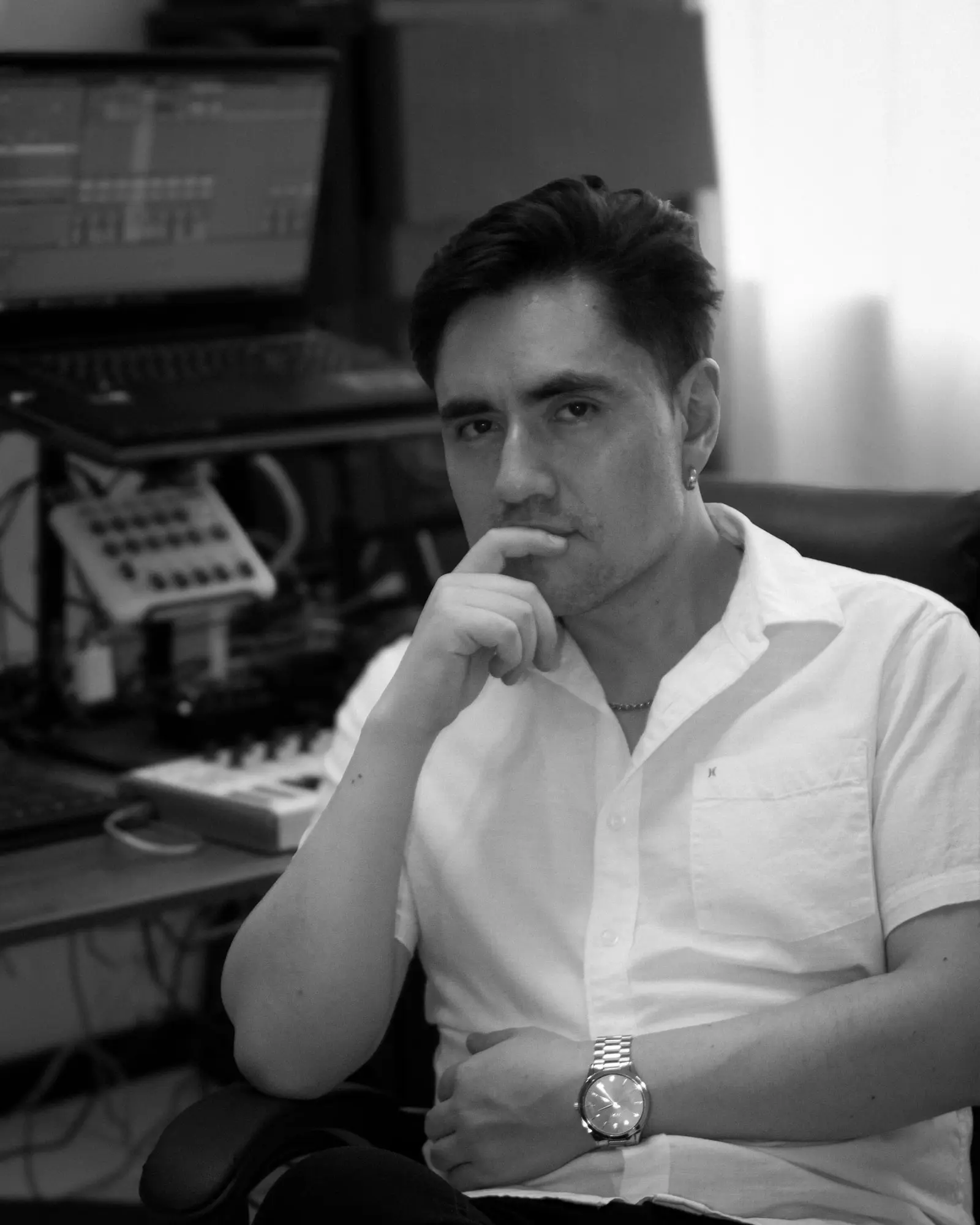 Retrato de Damián Rosero Cazar en su estudio